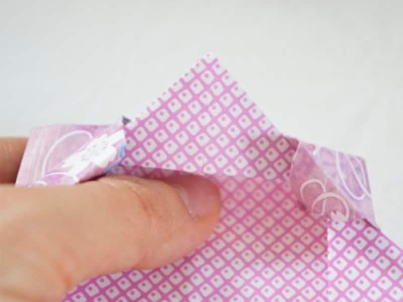 箱の内側に指を入れ押し広げます。