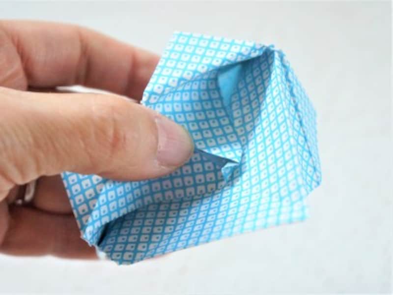 三角の弁を袋の内側に押し込みます。