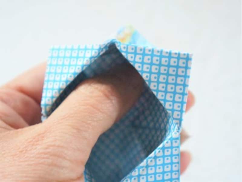 袋の中に指を入れ押し広げます。