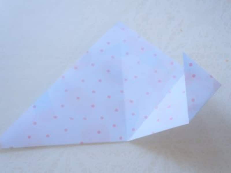 バレンタイン折り紙ハート折り方　三角の1辺を半分に折り、さらに半分（1/4）に折る