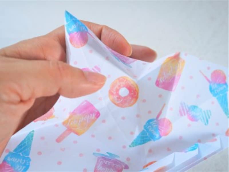 バレンタイン折り紙ハート折り方　折り紙の上部を持ち先程ひし形に折った部分を元に戻す