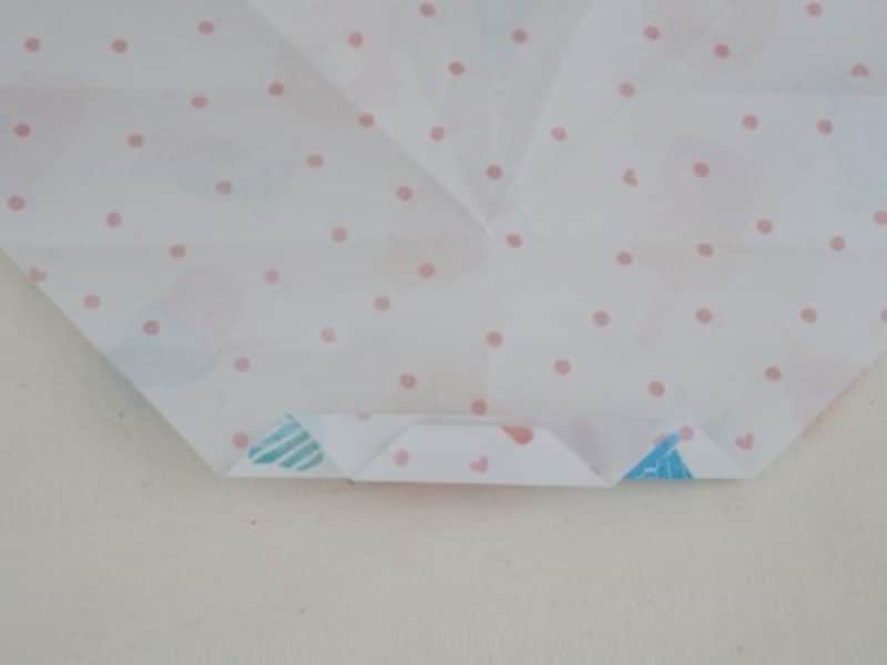 バレンタイン折り紙ハート折り方　また裏返して同じ幅だけ折り上げる