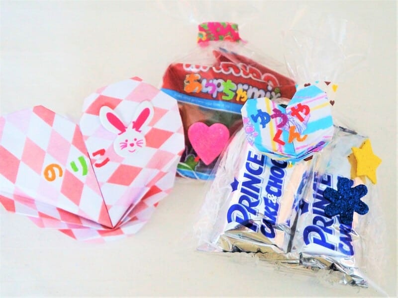 バレンタインのプレゼントに折り紙スタンドハート添えて贈りましょう!