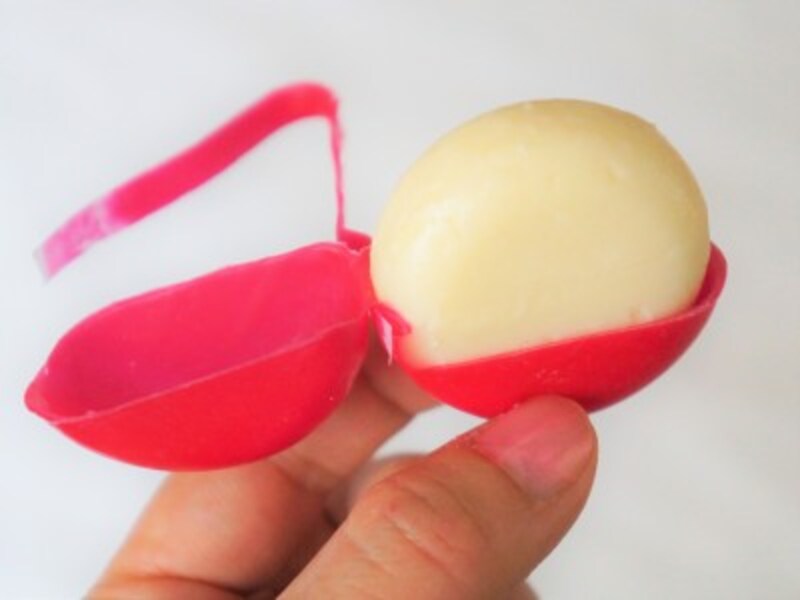 ベビーベルは真っ赤なワックス（蝋）に包まれた丸くて小さなナチュラルチーズです。