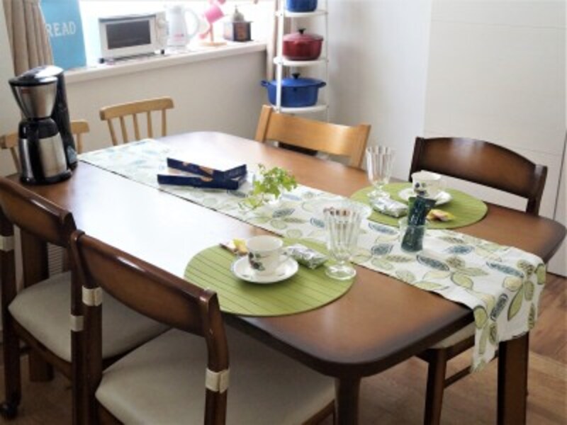 テーブルランナーを敷くだけで簡単に卓上の印象を変えられます。