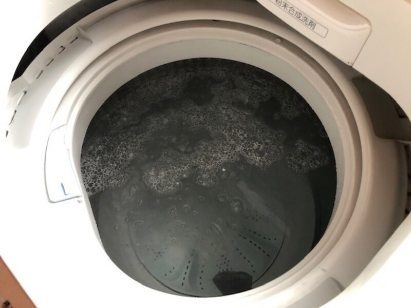 洗濯槽に最高位まで水を入れます。その後で洗浄剤を投入。