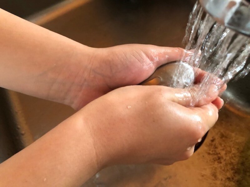 石鹸で手を洗う時のように、軽く擦るだけでOK