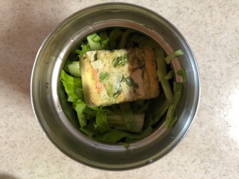 キャベツを入れて、その上にスープをおく