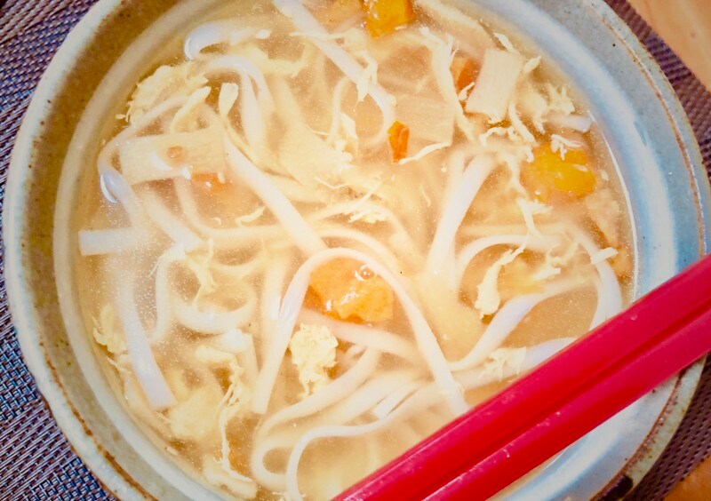 とうふ麺は平麺タイプでフォー風に。味が絡みやすい