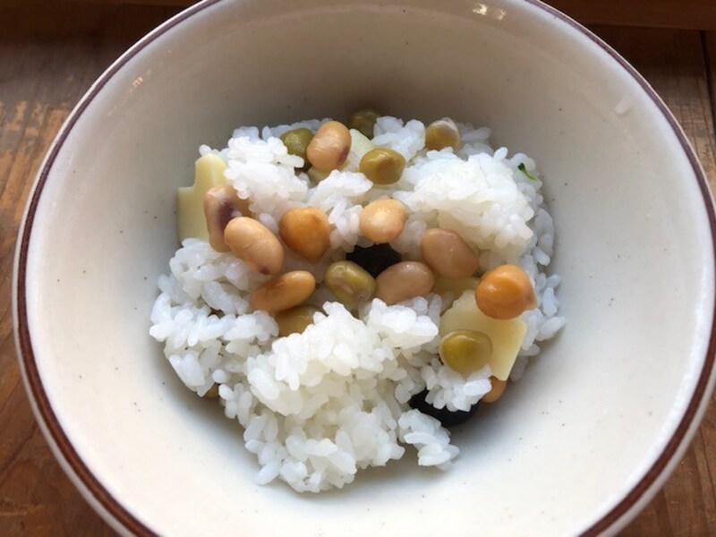 ご飯に混ぜるだけ。シンプルな豆ご飯。
