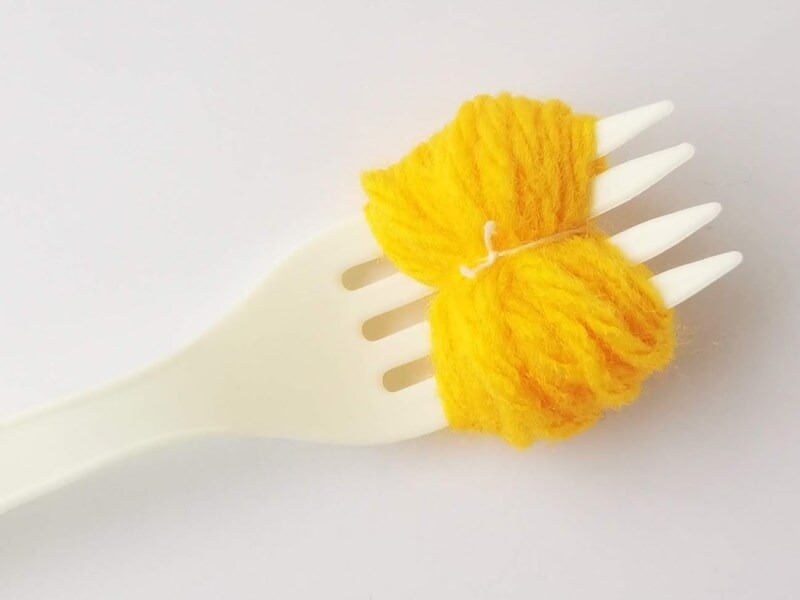 フォークに巻き付けた中心の毛糸はきつくきっちり結ぼう!