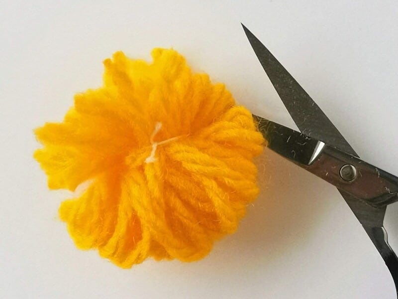 フォークから外して、毛糸の輪の部分をカットする