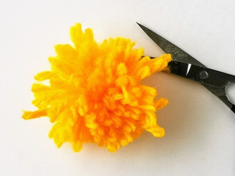 毛糸の先をカットして丸く形を整える