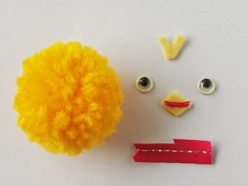 動物毛糸ポンポンの顔のパーツを作る
