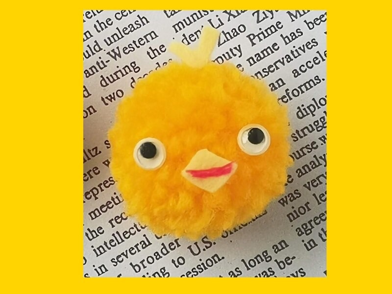 顔パーツを毛糸ポンポンに貼り付けて完成