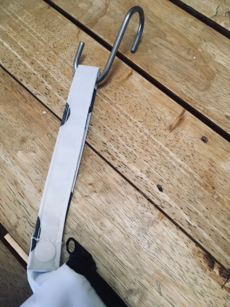 取っ手の元は、ボタンで止め外しができる。