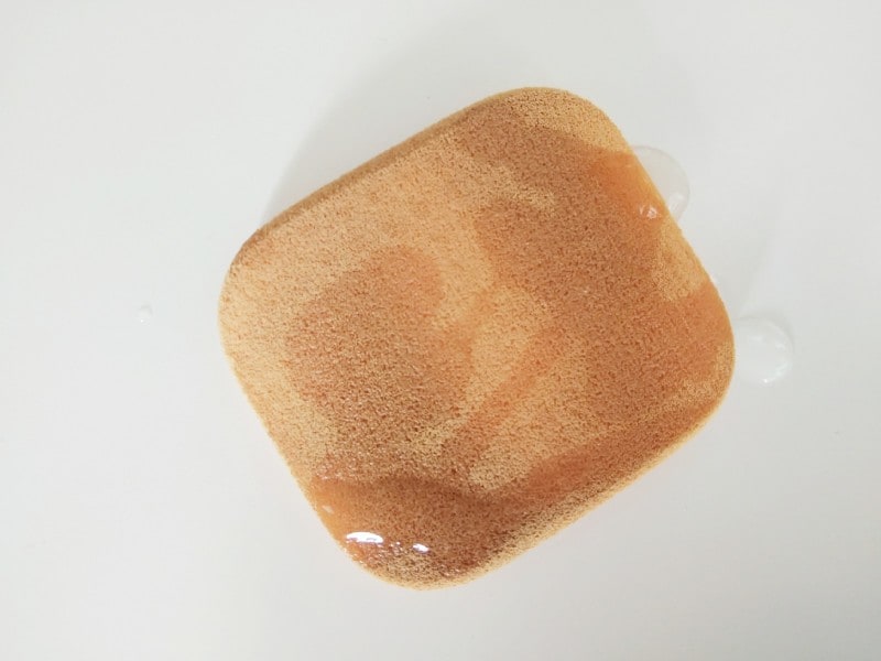 汚れた部分にたっぷりつけましょう