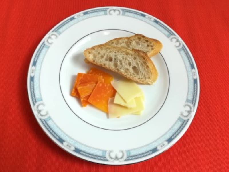 オレンジ色のミモレットは、フランス産のセミハードタイプのチーズ。カラスミのようなちょっとクセのある味わいで、ほのかに甘い香りもします