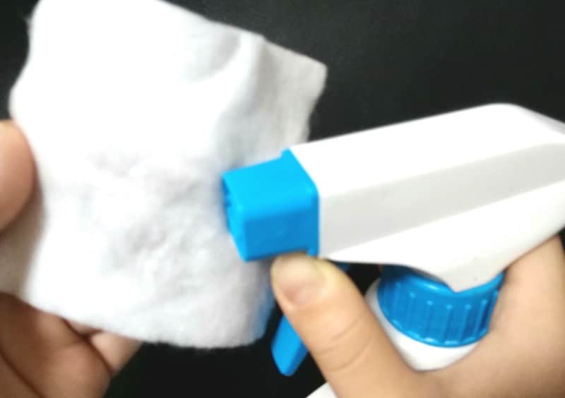 直接吹きかけた後に布で拭く、漬け置く、コットンなどにしみこませて拭き取るといった方法で除菌することができます