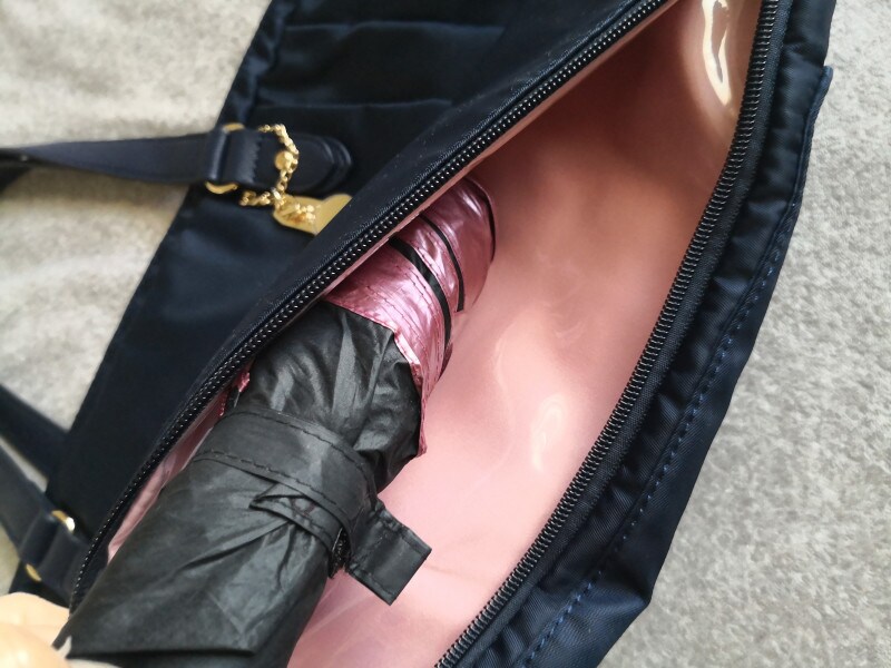 ビニールが貼られているので傘を入れるのに最適な底面の隠しポケット