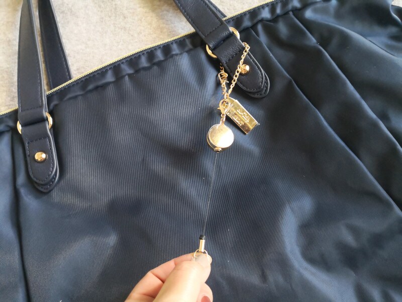 リールで伸びるチャームがついている