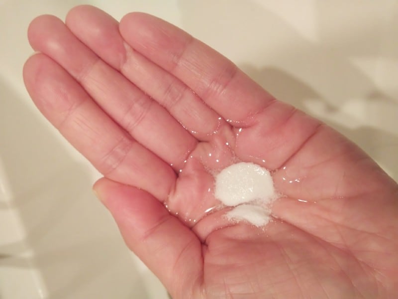 水をためた手のひらに、酵素洗顔をいれます