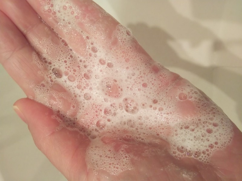 利き手を泡だて器にみたてて、酵素洗顔を水にすべて溶かします