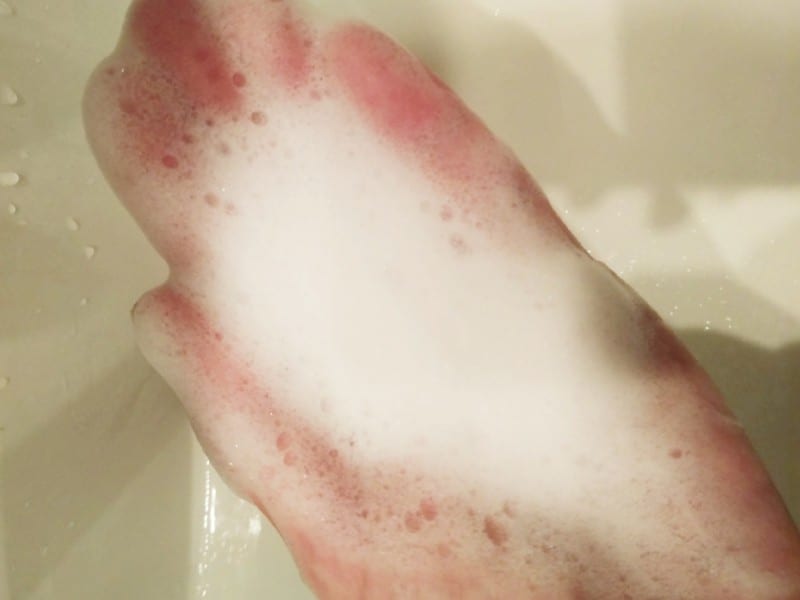 手のひらを覆うくらいの泡ができればOK!