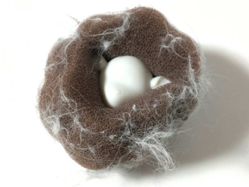 セリアの「羊の洗濯ボール」に絡まった猫の毛