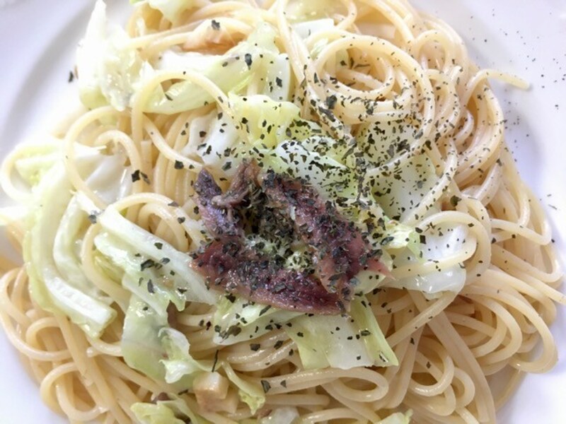 キャベツとアンチョビのガーリックパスタ