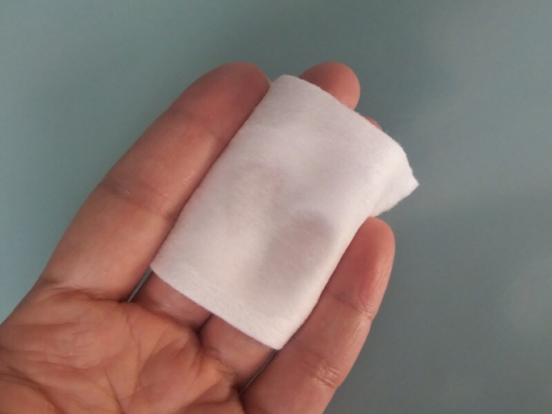 指が透けるくらいコットンにたっぷり化粧水を含ませましょう