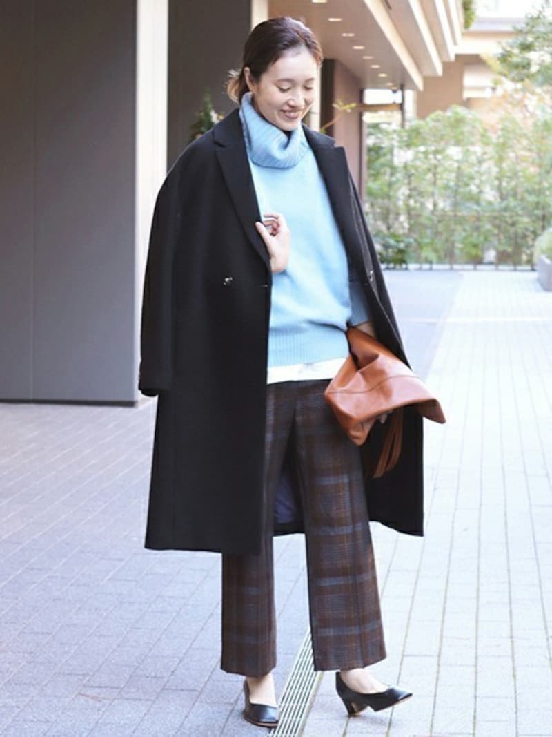 ベーシック色が多い冬コーデにはきれい色も意外と合わせやすいです　出典：WEAR