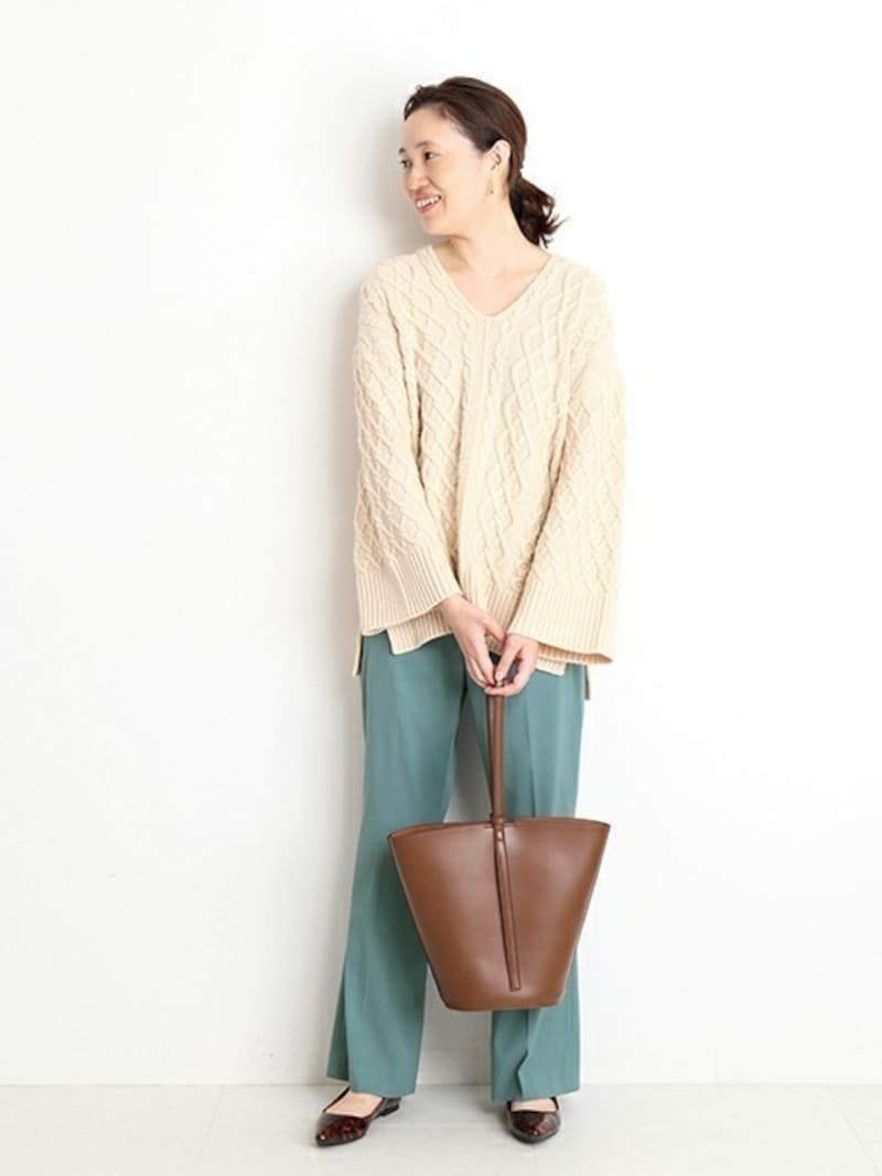 例えざっくりニットなどでも白系なら明るい印象をキープできます 出典:WEAR