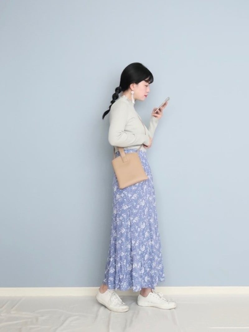 サックスブルーが春らしく、大人可愛いスタイルも簡単　出典：WEAR