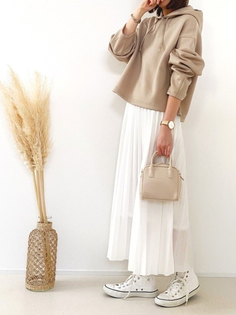 新作パーカは短め丈なので、ロングスカートとも相性◎　出典：WEAR