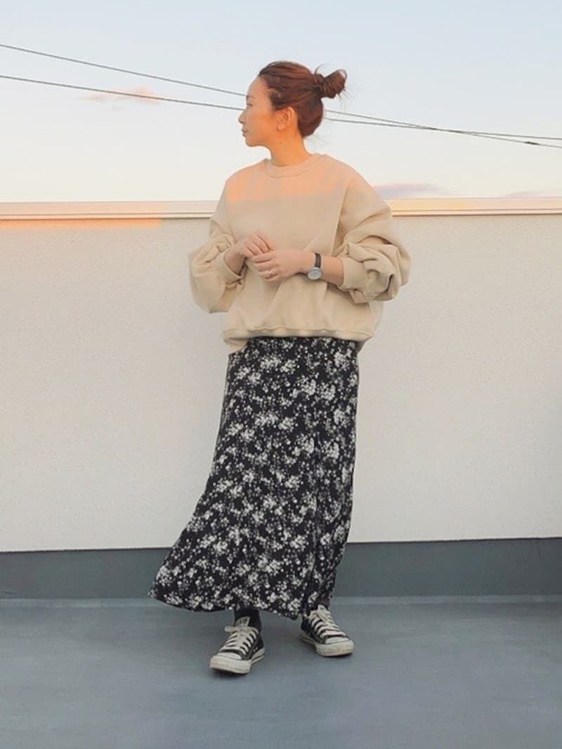 足元をパンプスに変えるとさらにフェミニン度がアップします　出典：WEAR