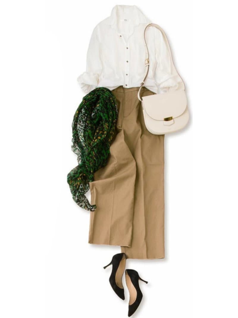 柔らかい素材のシャツは、長め丈ワイドパンツとのバランスが絶妙。上品さを意識して