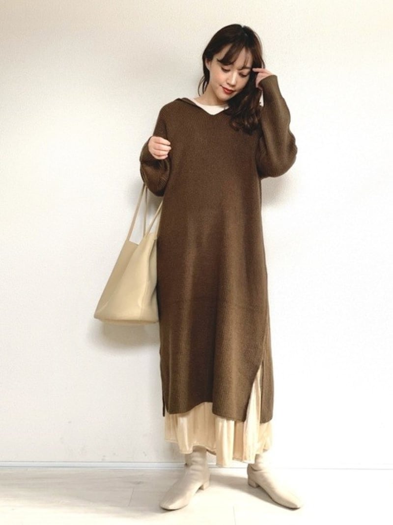 すとんと落ちるシルエットは下にプリーツスカートを重ねると可愛い! 出典:WEAR