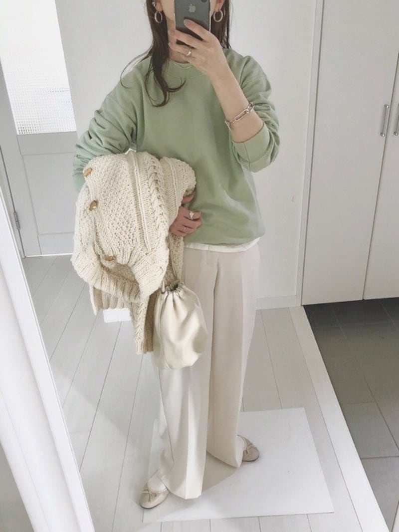 グリーン&オフホワイトはナチュラルに明るく見せられる 出典:WEAR