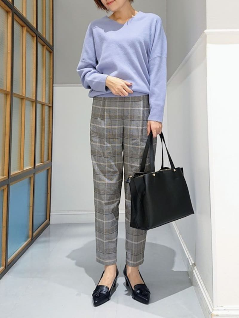 サックスブルーのニットでお仕事コーデも春らしく 出典:WEAR