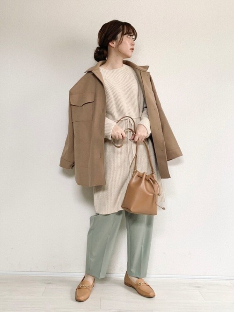 オーバーサイズのシャツジャケットは冬～春に使える！　出典：WEAR