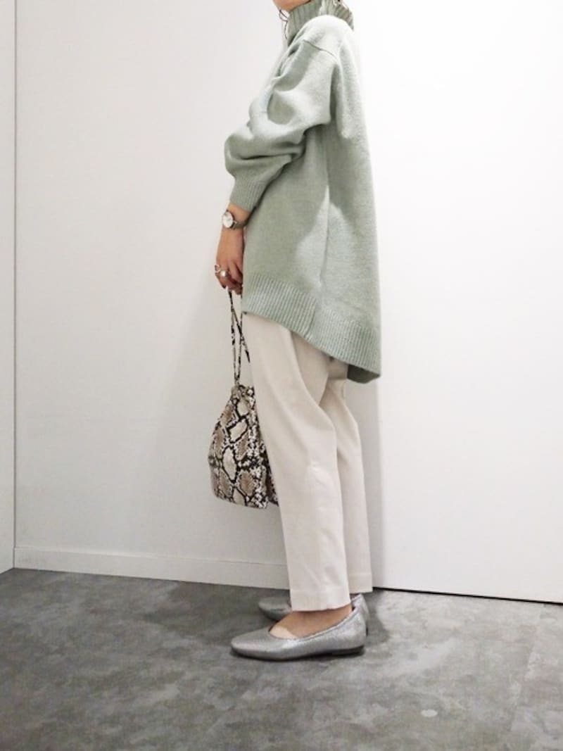 淡い色コーデを引き締めてくれるので春にぴったり 出典:WEAR