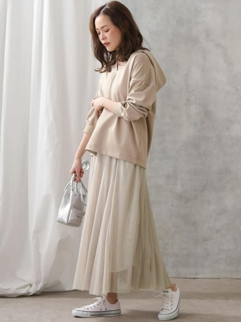 ベージュ系のふんわりワントーンコーデの引き締め役にも 出典:WEAR