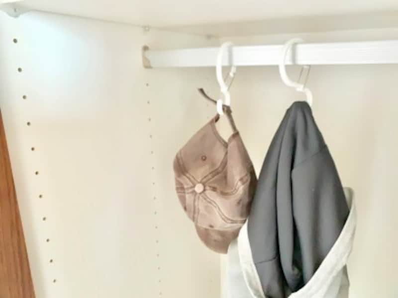 画像は子どものクローゼット。ストッパー付きフック（大）を使用。