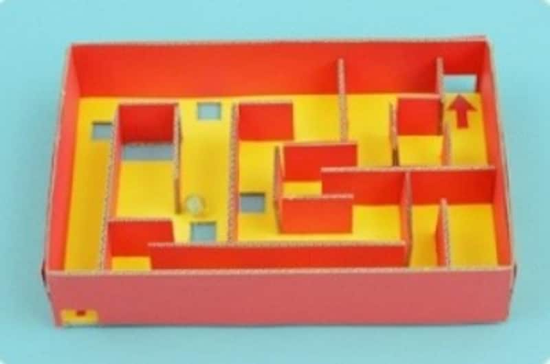 夏休み工作男の子　ダンボールでビー玉迷路