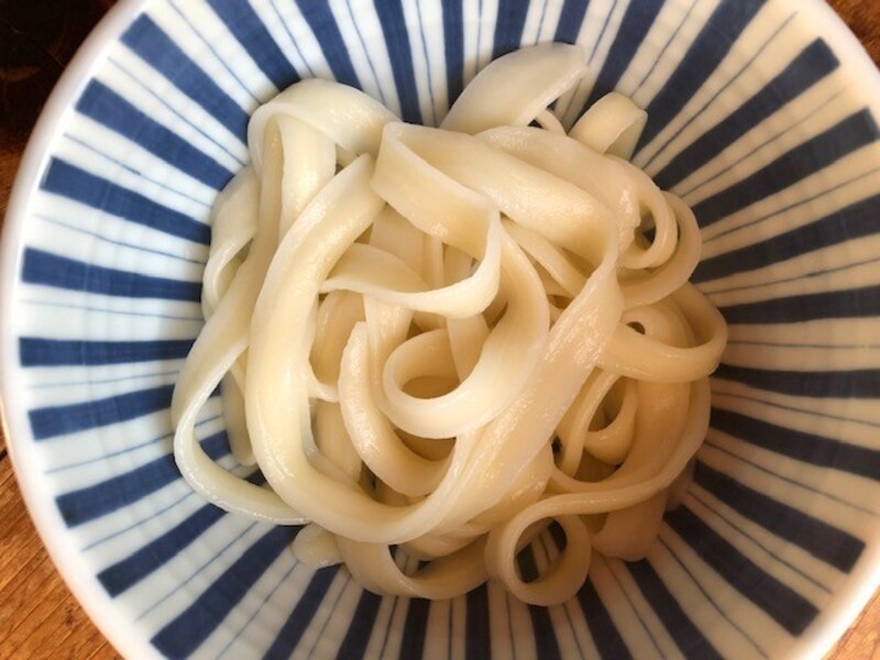 茹で上がったタイタイ麺。中央部分と比べると端にわずかに透明感がある。