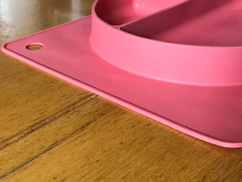 隙間がありそうな木製のテーブルの上でも剥がれづらいシリコンキッズプレート