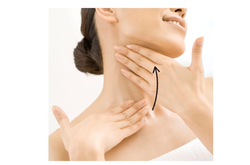 軽く上を向き、下から上へ優しくなじませます