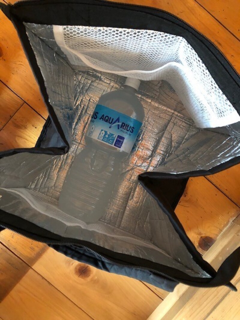 底部分は正方形で、2リットルのペットボトルを横にできるサイズ