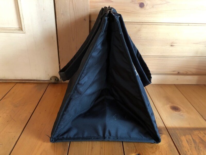 横から見ると三角形